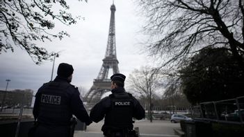 Fransk polis vid Eiffeltornet. Arkivbild. Foto: CHRISTOPHE ENA/AP/TT