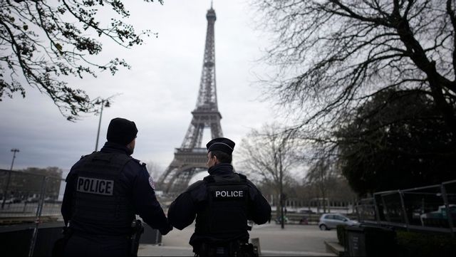 Fransk polis vid Eiffeltornet. Arkivbild. Foto: CHRISTOPHE ENA/AP/TT