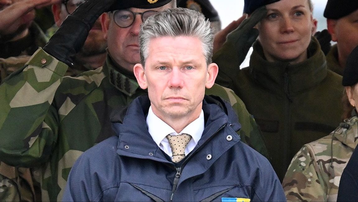 Försvarsminister Pål Jonson (M) vid en ceremoni i Lettland i februari. Foto: Jessica Gow/TT
