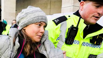 Greta Thunberg förs bort igen av polis. Foto: Kin Cheung/AP