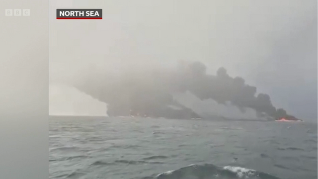 Två fartyg har fattat eld efter att de kolliderat med varandra i Nordsjön. Foto: BBC News