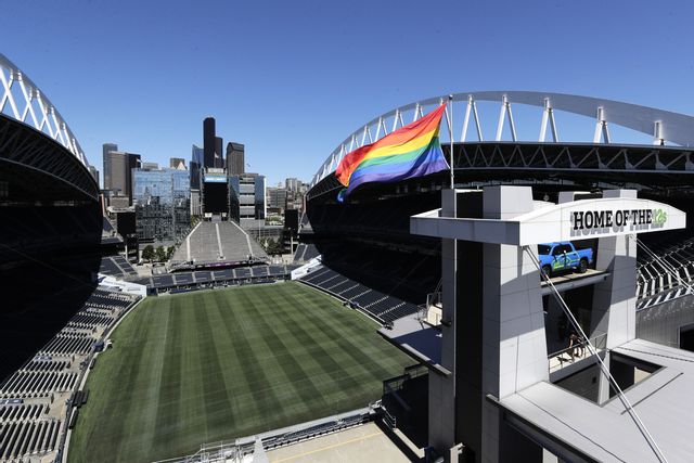 En prideflagga vajar över fotbollsarenan Lumen Field i Seattle 2020. Arkivbild. Foto: Elaine Thompson/AP/TT