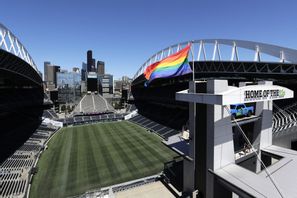 En prideflagga vajar över fotbollsarenan Lumen Field i Seattle 2020. Arkivbild. Foto: Elaine Thompson/AP/TT