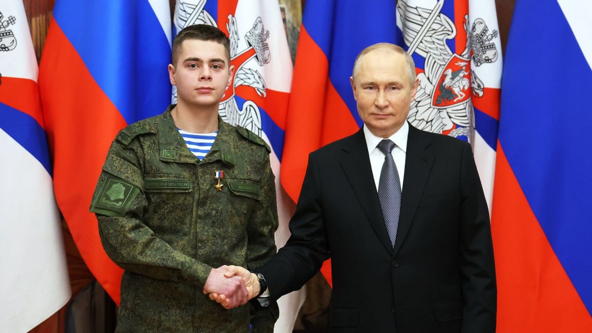 Rysslands president Vladimir Putin med en rysk soldat. Foto: Mikhail Klimentyev/AP/TT