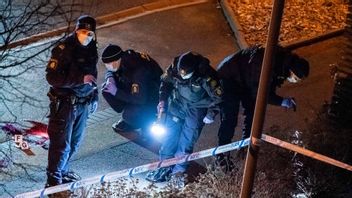 Polisens kriminaltekniker arbetar innanför avspärrningarna söder om Malmö. Foto: Johan Nilsson / TT