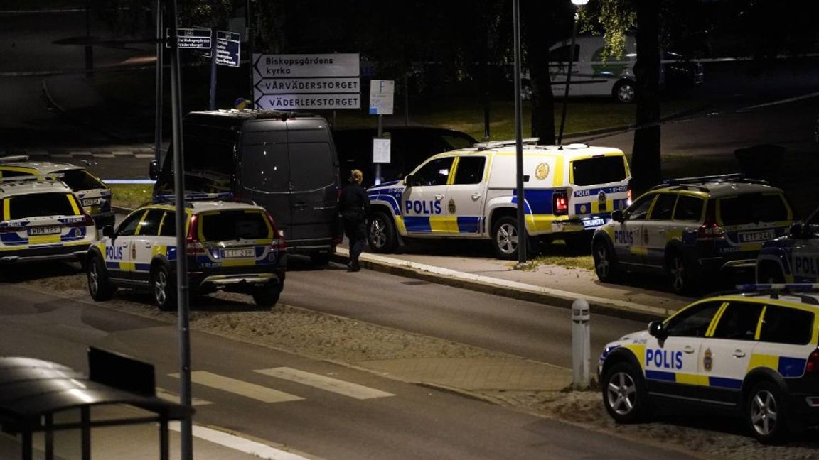 Biskopsgården strax efter att en polisman skjutits på onsdagkvällen. Foto: Björn Larsson Rosvall, TT.