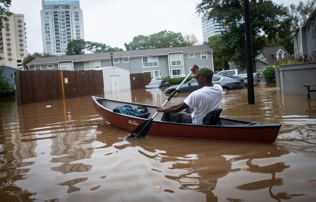 En man paddlar i en kanot i Atlanta, Georgia, efter stormen Helenes framfart på fredagen. Ron Harris/AP/TT