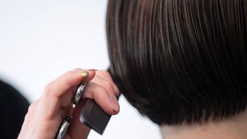 Snart är fina frisyrer ett minne blott varnar Aftonbladet ledare. Genrebild: Fredrik Sandberg / TT