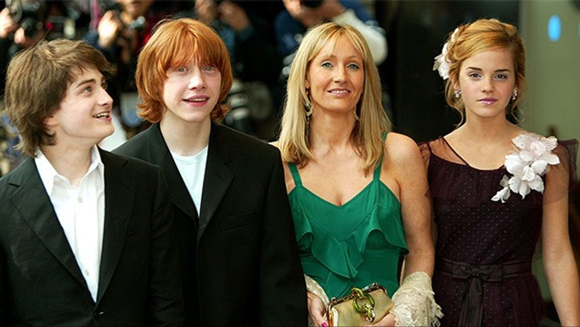 Skådespelarna Daniel Radcliffe, Rupert Grint och Emma Watson med J.K Rowling år 2004. 