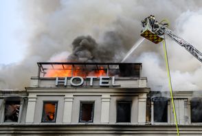 I över tre dygn har räddningstjänsten bekämpat branden i Hotell Kärnan. Johan Nilsson / TT