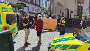 Ambulanspersonal och polis tar hand om kvinnan. Foto: Tomas Hedlund 