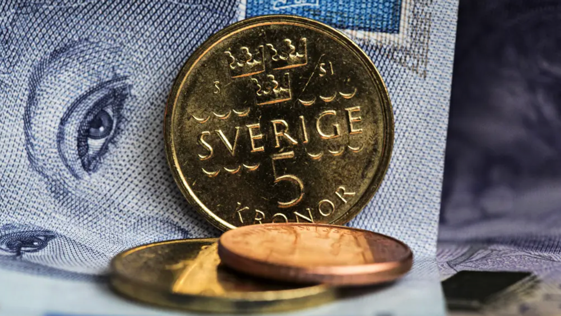 Kronan har stärkts 20 procent mot dollarn på bara 1,5 år. Det ger svenskar rekordstark köpkraft vid utlandsresor. Foto: Martina Holmberg/TT