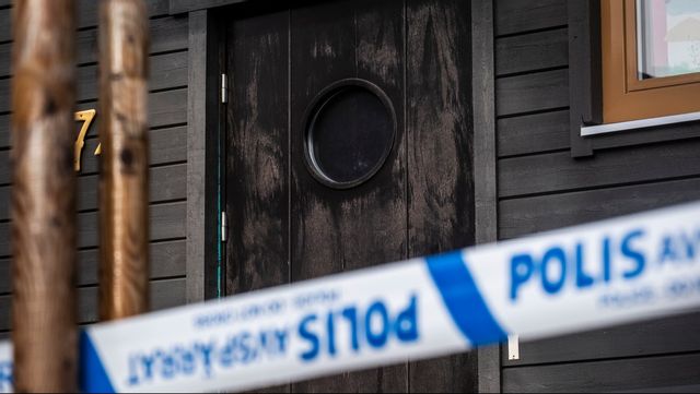 Avspärrningar utanför en villa i Tullinge där två kvinnor sköts till döds i mitten av oktober. Arkivbild. Foto: MAGNUS HJALMARSON NEIDEMAN/SVD/TT