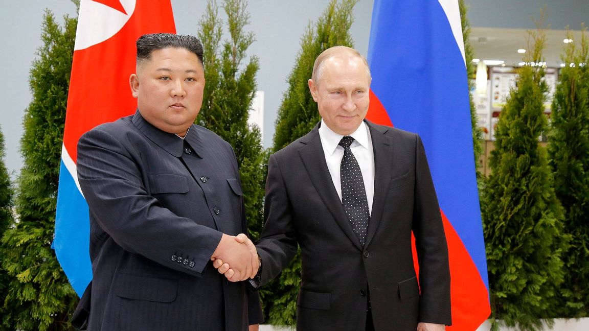 Nordkoreanska diktatorn Kim Jong Un och Rysslands president Vladimir Putin. Foto: Alexander Zemlianichenko/AP/TT 