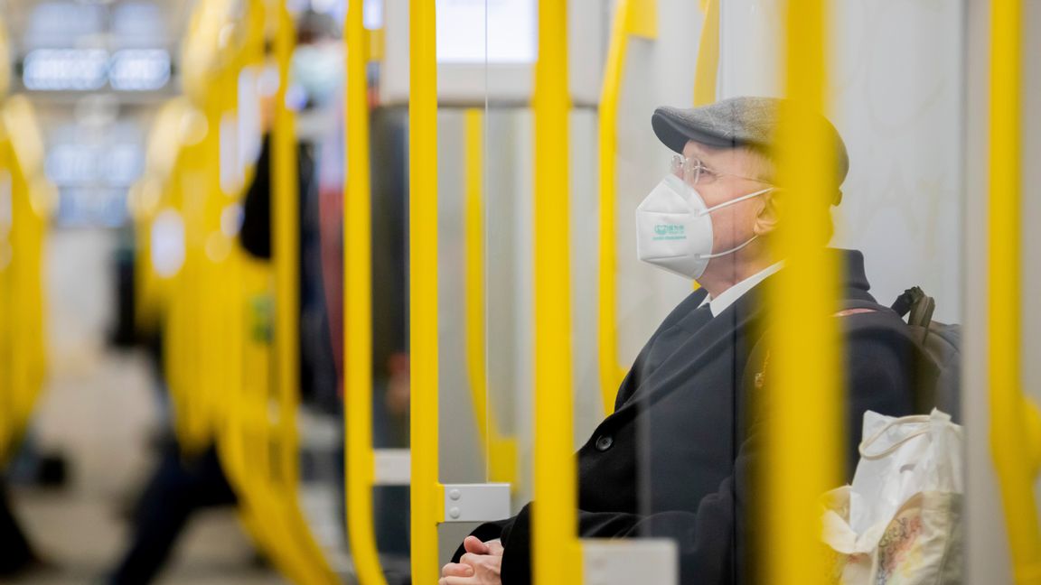 En tunnelbaneresenär med munskydd i Berlin. Bilden är från i onsdags. Foto: Christoph Soeder/AP/TT.