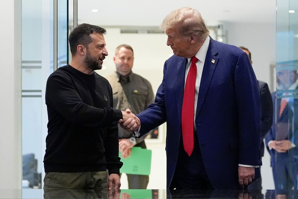 Ukrainas president Volodymyr Zelenskyj och Donald Trump under ett möte i Manhattanskyskrapan Trump Tower i september. Julia Demaree Nikhinson/AP/TT