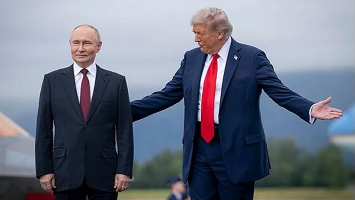 Rysslands president Vladimir Putin tillsammans med USA:s president Donald Trump under besöket på Elmendorf Richardson-basen i Anchorage, Alaska den 15 augusti 2025. Foto: DoD photo by Benjamin Applebaum/Public domain