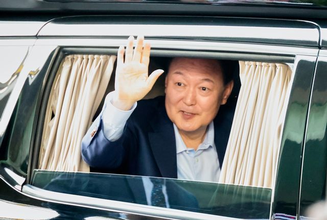 Sydkoreas avsatte president Yoon Suk-Yeol vinkar till sina anhängare. Bilden togs i fredags. Foto: Jeon Heon-Kyun/Pool/AP/TT