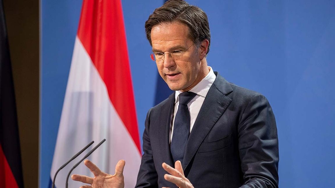 Nederländernas premiärminister Mark Rutte säger att regeringen tar en risk genom att lätta på restriktionerna. Foto: Andreas Gora/AP/TT