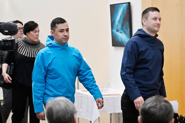 Inuit Ataqatigiits ordförande, Múte Bourup Egede och Demokraatits ordförande, Jens-Frederik Nielsen med Siumuts ordförande, Vivian Motzfeldt och Atassuts ordförande, Aqqalu Jerimiassen i bakgrunden då den den nya grönländska regeringen presenteras vid en pressträff på kulturcentret Katuaq i Nuuk på fredagen. Foto: Johan Nilsson/TT