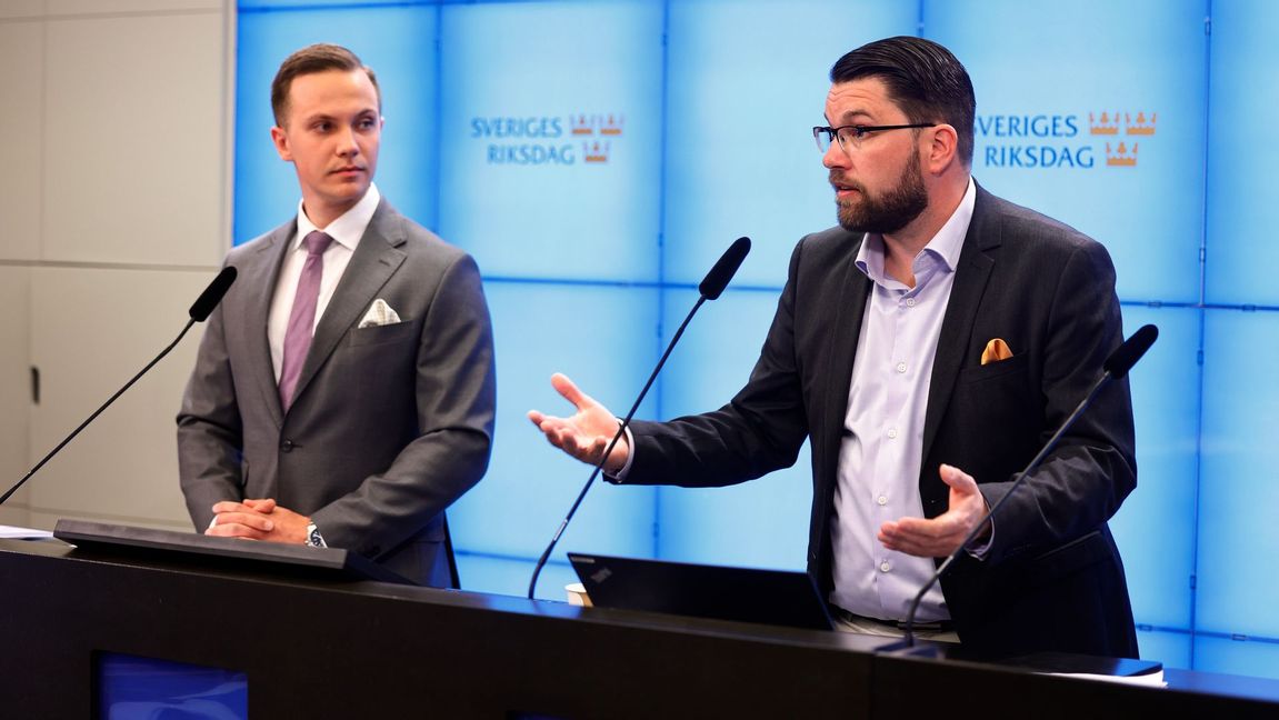 Sverigedemokraternas partiledare Jimmie Åkesson, tillsammans med partiets rättspolitiske talesperson Tobias Andersson, presenterade i dag sitt åtgärdspaket. Foto: Stefan Jerrevång/TT