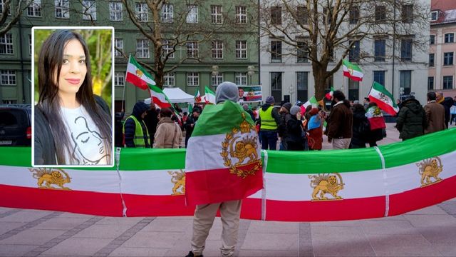 En demonstrant bär Irans förrevolutionära flagga, med Pahlavidynastins lejon. Photo credit: 