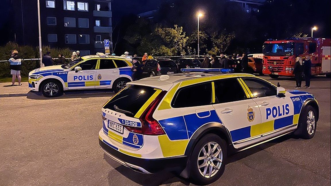 Polisbilar på plats. En kraftig explosion har inträffat i Huvudsta i Solna sent på torsdagskvällen. Foto: Niklas Svahn / TT