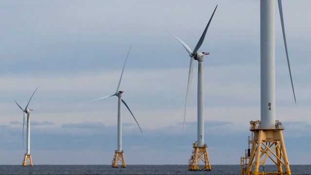 Bottenfast havsvindkraft till havs. Flytande havsvindkraft används istället på djupare vatten där fasta fundament inte är praktiska. Foto: Julia Nikhinson/AP/TT.