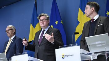 Justitieminister Gunnar Strömmer (M), Richard Jomshof (SD), ordförande i riksdagens justitieutskott samt rättspolitiska talespersonerna Torsten Elofsson (KD) under pressträff där man presenterar straffskärpningar för brott som möjliggör skjutningar och sprängningar presenteras. Foto: Anders Wiklund / TT /