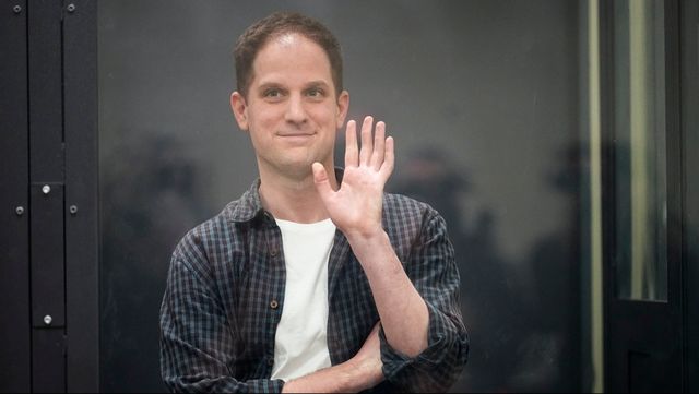 Wall Street Journal-reportern Evan Gershkovich vid ett framträdande i en domstol i Moskva tidigare i år. Foto: ALEXANDER ZEMLIANICHENKO/AP/TT