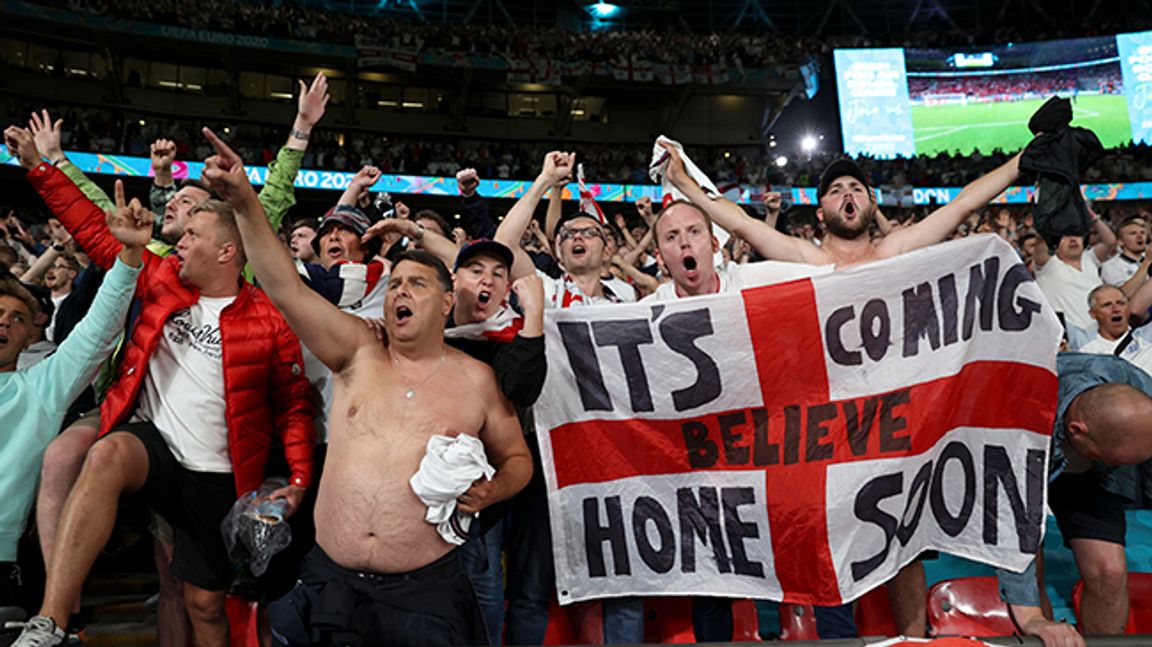 Engelska fans firar efter semifinalsegern mot Danmark. Foto: Carl Recine/AP/TT.