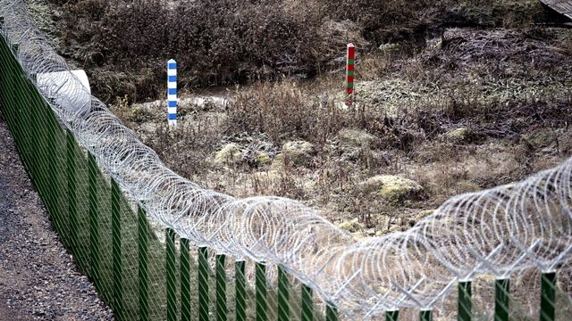 Genrebild på finska gränsstängslet vid rysk-finländska gränsen i Imatra. Wagnersoldaten Jevgenij greps vid Välivaara där det inte finns något stängsel. Foto: Jussi Nukari/AP/TT