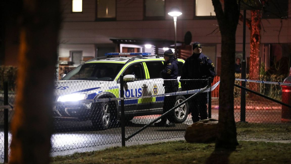 Polis på plats i mars 2017 sedan tre unga män har skadats i ett större bråk i Hässleholmen i Borås. Foto: Adam Ihse/TT. 