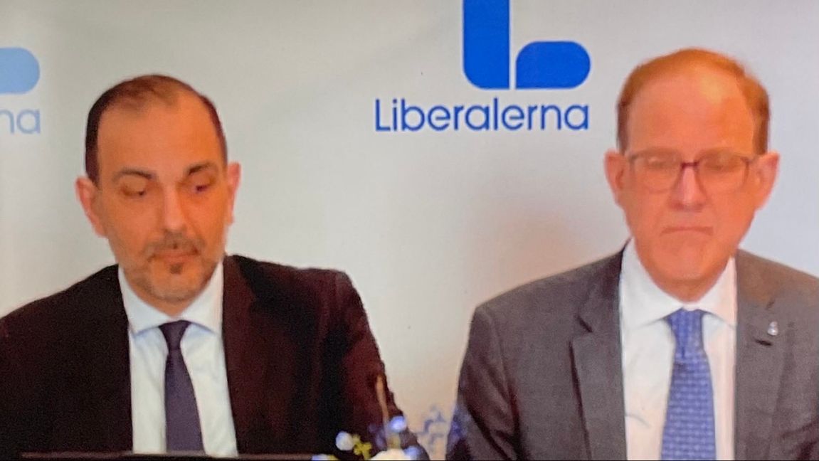 Mötet präglades av sura miner och tekniska problem. Foto: Skärmdump