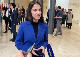 Klimat- och miljöminister Romina Pourmokhtari på väg in till måndagens EU-möte i Luxemburg. Foto: Wiktor Nummelin/TT