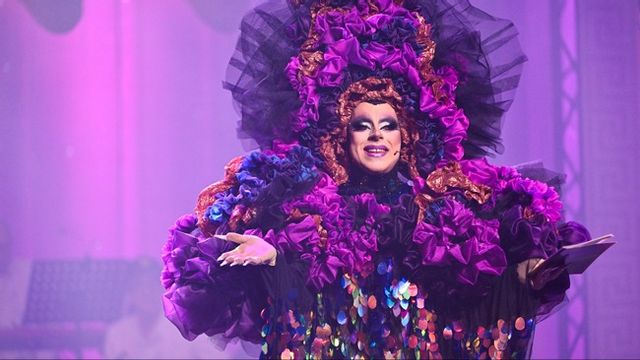 Programledaren Robert Fux utklädd till kvinna. Foto: Henrik Montgomery/TT