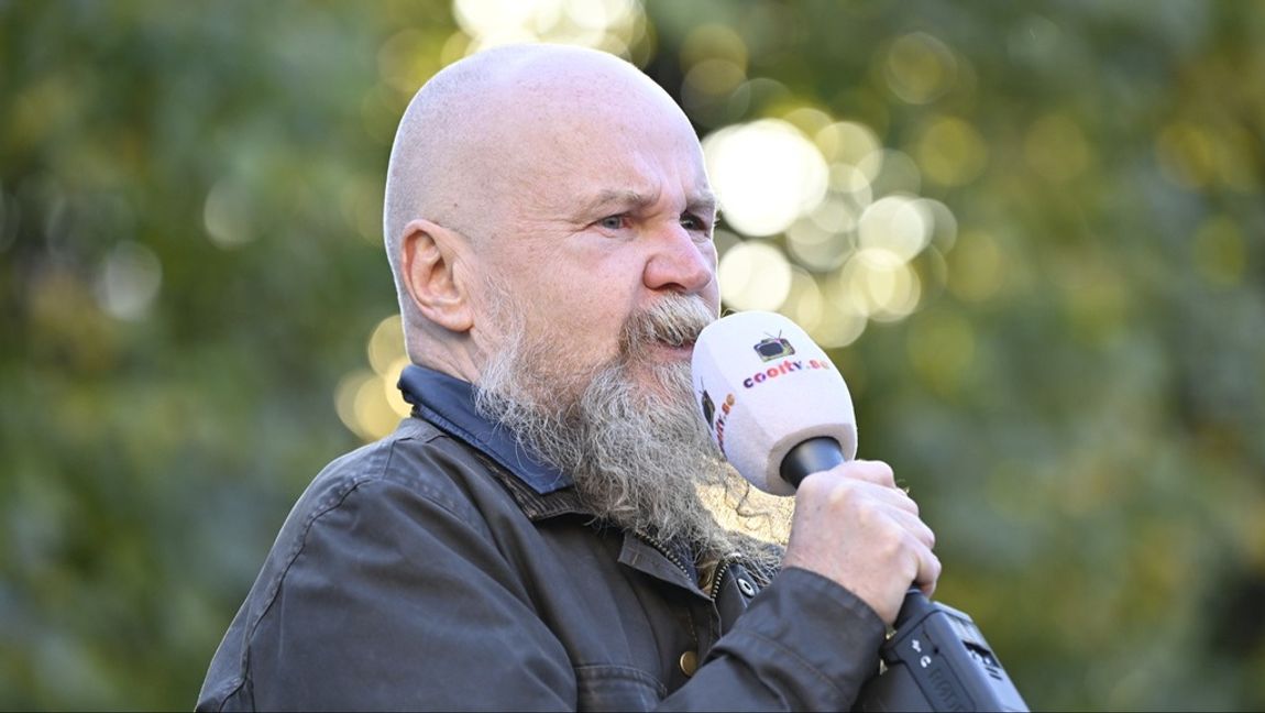 Alexander Bard under en proisraelisk demonstration på Norrmalmstorg i Stockholm förra året. Foto:Alexander Bard under en proisraelisk demonstration på Norrmalmstorg i Stockholm förra året. Foto: Henrik Montgomery/TT.