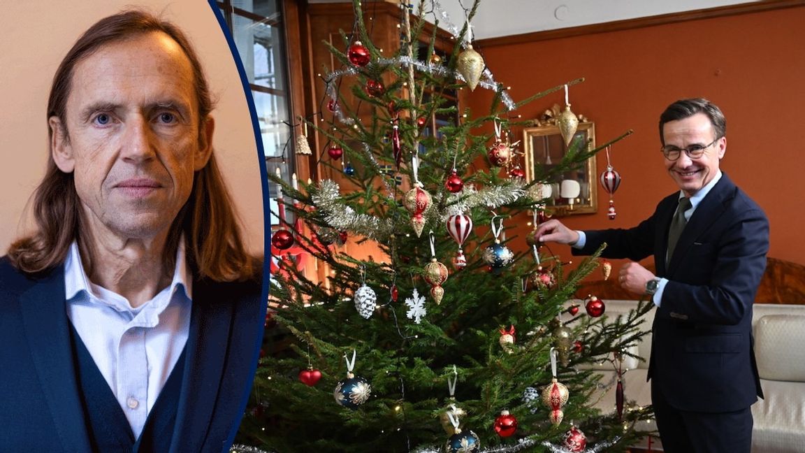 Statsminister Ulf Kristersson (M) rättar till prydnaderna i julgranen på Harpsund inför sitt jultal. Foto: Fredrik Sandberg/TT