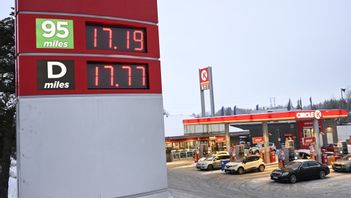 Bränslepriserna tryckte ner inflationen. Foto: Fredrik Sandberg/TT