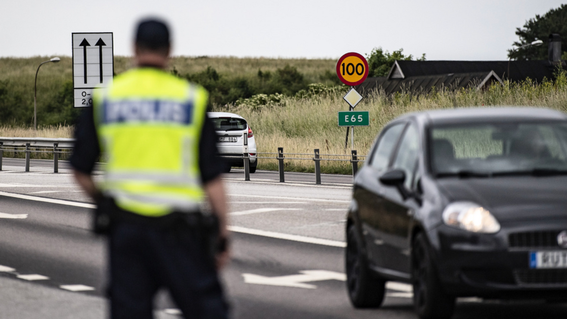 Polis kontrollerar E65 mellan Malmö och Ystad. Foto: Johan Nilsson/TT