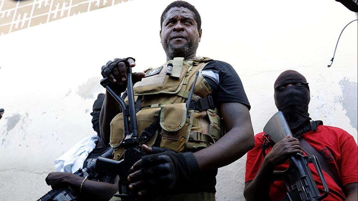 Gängledaren Jimmy ”Barbecue” Cherizier pratar med journalister i Haitis huvudstad Port-au-Prince. Foto: Odelyn Joseph/AP/TT