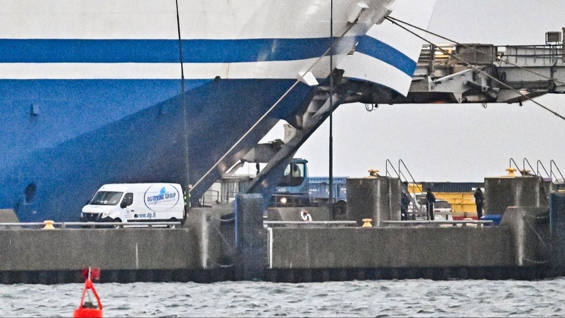 En kapten hamnade i vattnet när hans fartyg krockade med en pir i Malmö hamn på söndagsmorgonen.. Foto: Johan Nilsson/TT