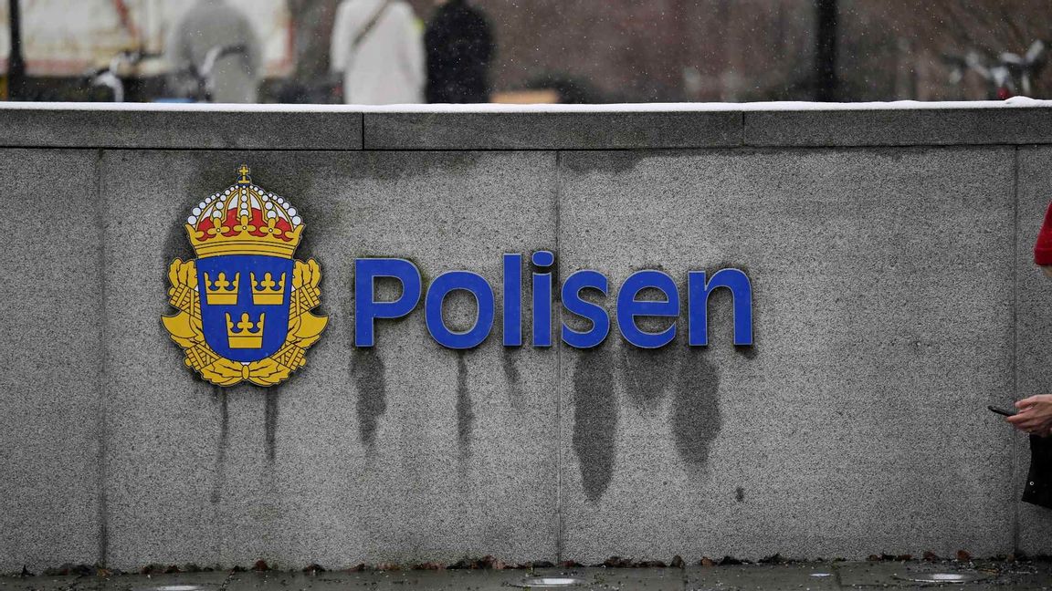 Flaggor på halv stång vid polishuset i Stockholm. Foto: Fredrik Sandberg / TT