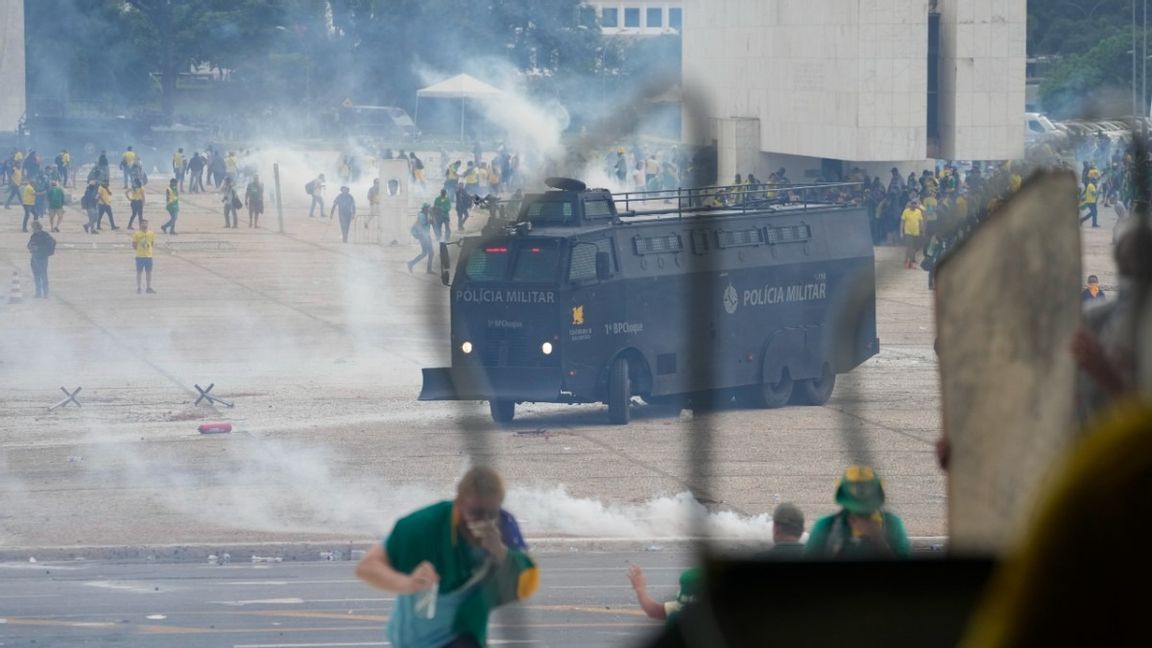 Omkring fyrahundra personer uppges ha gripits i Brasília. Foto: Eraldo Peres/AP/TT