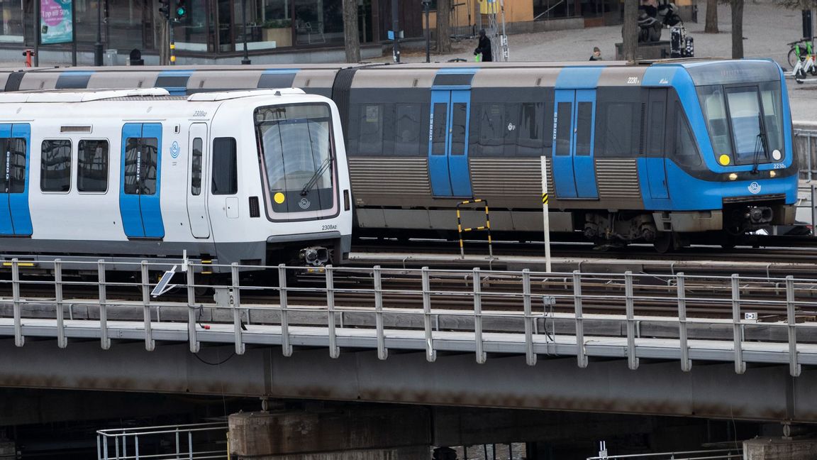 Två SL-pendeltåg i Stockholm. Foto: Fredrik Sandberg/TT