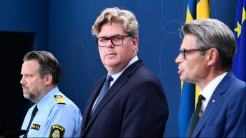 Johan Olsson, chef för Nationella operativa avdelningen vid Polismyndigheten, Justitieminister Gunnar Strömmer och Fredrik Hallström, operativ chef vid Säkerhetspolisen, vid en pressträff på onsdagen. Foto: Oscar Olsson/TT