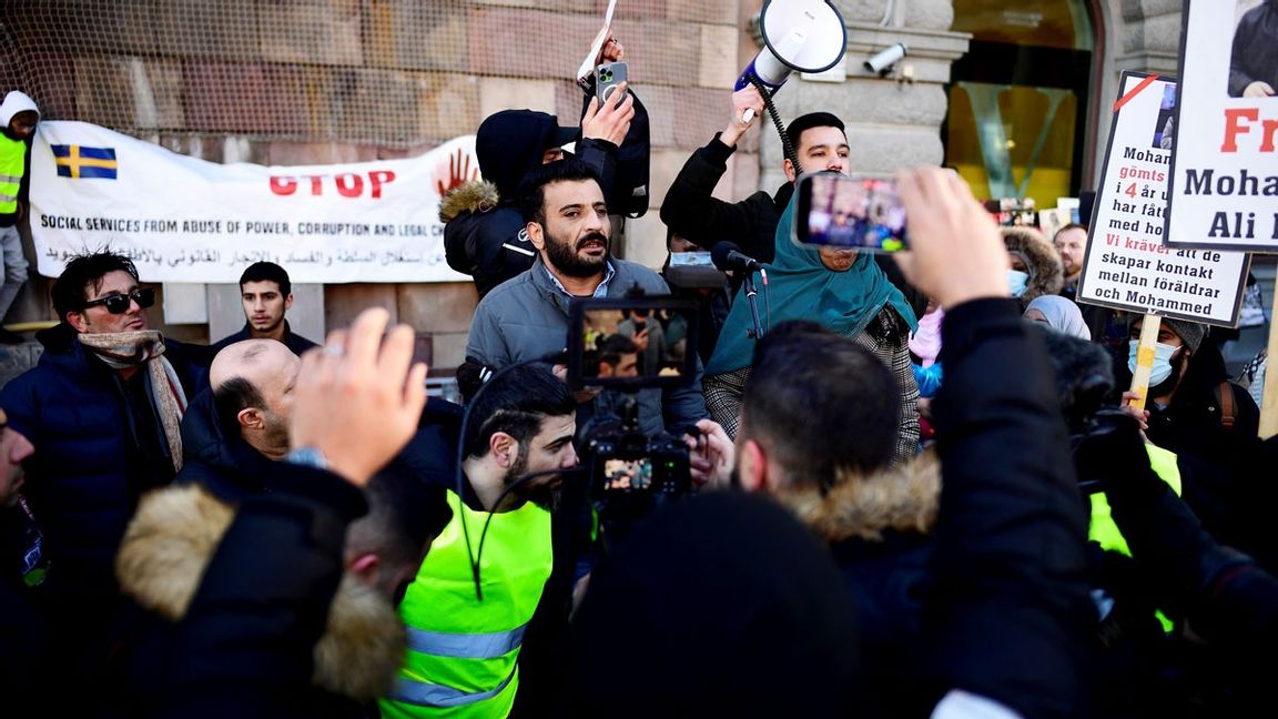 Den 7 februari samlades människor vid Mynttorget i Stockholm för en manifestation. Ytterligare demonstrationer är planerade i Göteborg och Malmö. Foto: Paul Wennerholm/TT