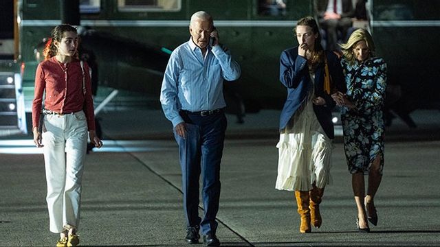 President Biden med familjemedlemmar på lördagen. Bild: AP Photo/Evan Vucci