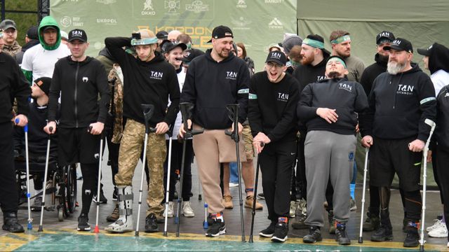 Krigets pris är högt. Ukrainska arméveteraner som förlorat fötter eller ben i försvarskriget står uppställda till start i ett välgörenhetslopp i Lviv den 5 april 2025. Foto: AP Photo/ Mykola Tys