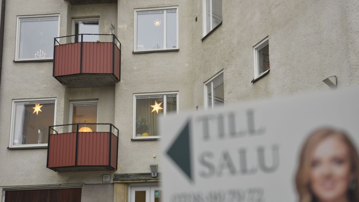 Mäklarskylt framför bostadshus. Foto: Tove Eriksson / TT